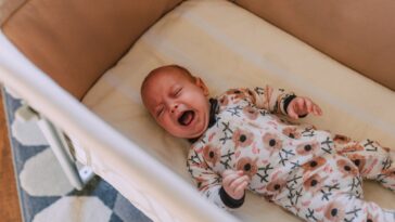 pourquoi bébé pleure nuit