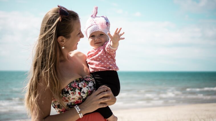 Vacances avec bébé les précautions à prendre à la plage