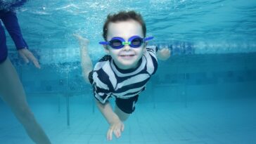 Apprendre son enfant ou son bébé à nager en 3 étapes